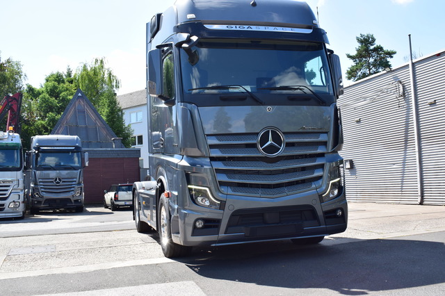Mercedes-Benz Actros (Bild 2)